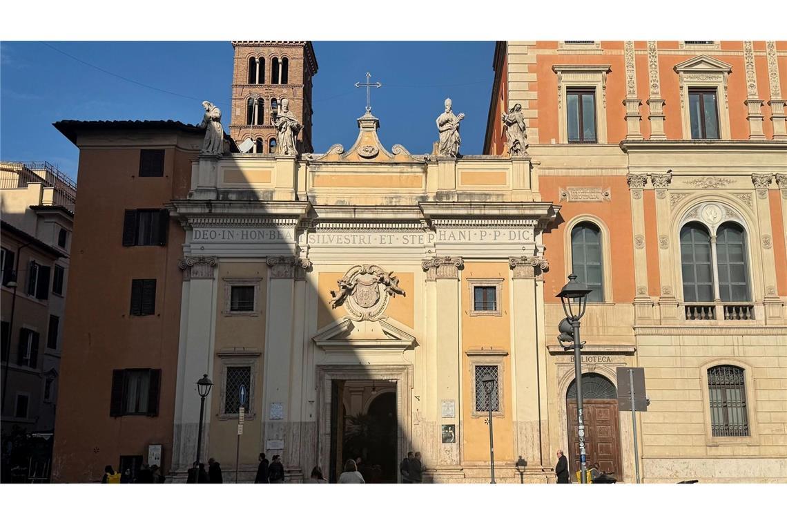 An der Kirche San Silvestro in Capite mitten im Rom gehen jeden Tag Tausende Touristen vorbei. (Archivbild)