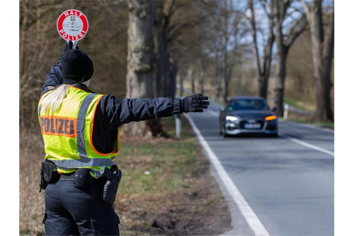 An der Landesgrenze zu Schleswig-Holstein kontrolliert die Polizei von Mecklenburg-Vorpommern Einreisende. Foto: Jens Büttner/dpa-Zentralbild/dpa