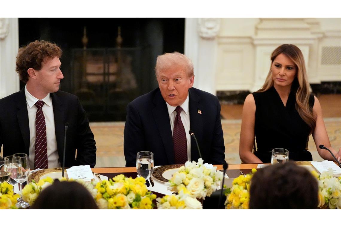 Trump gibt Dinner für Tech-Giganten - Elon Musk nicht dabei An der langen Tafel nahm direkt neben Trump Meta-Chef Mark Zuckerberg Platz.