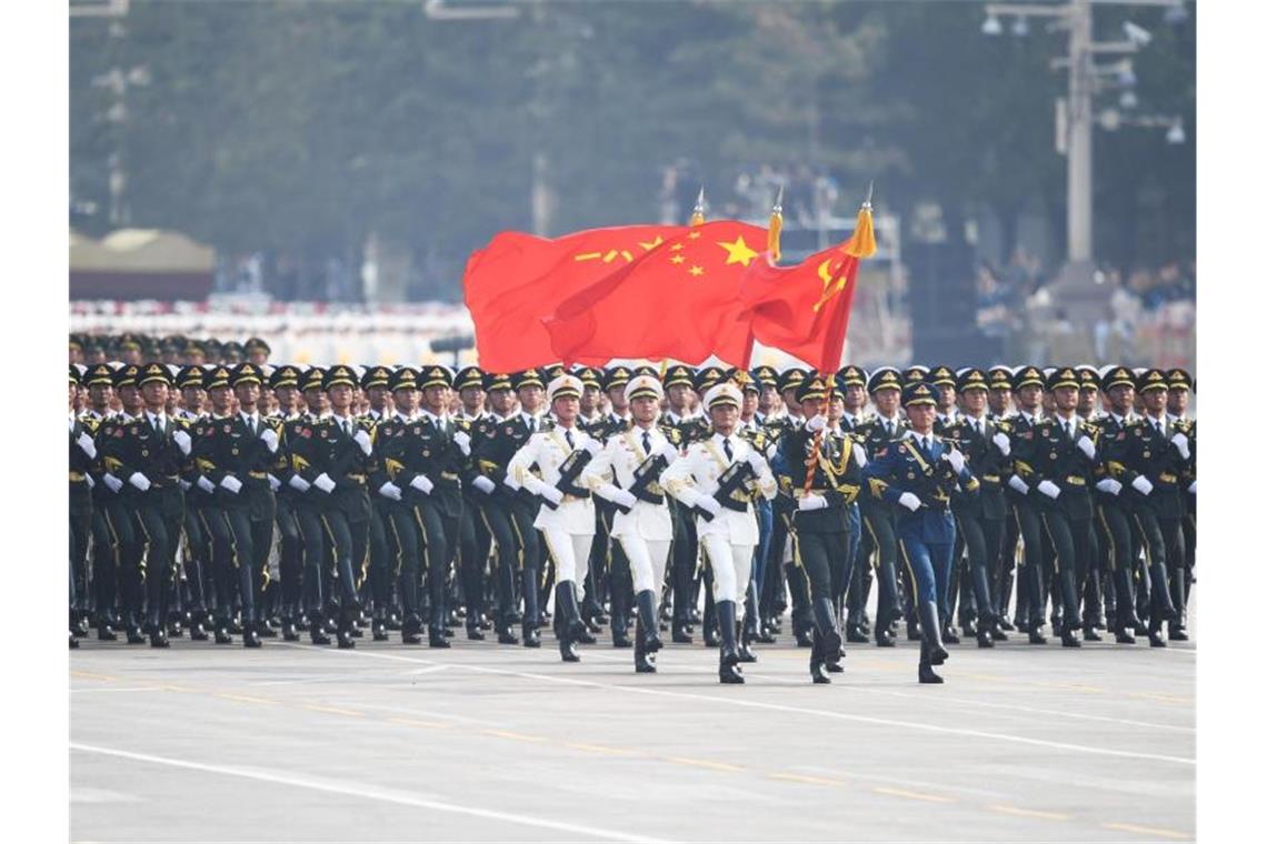 An der Militärparade in Peking nahmen 15.000 Soldaten, mehr als 160 Flugzeuge und 580 Panzer und Waffensysteme teil. Foto: Chen Yehua/XinHua/dpa