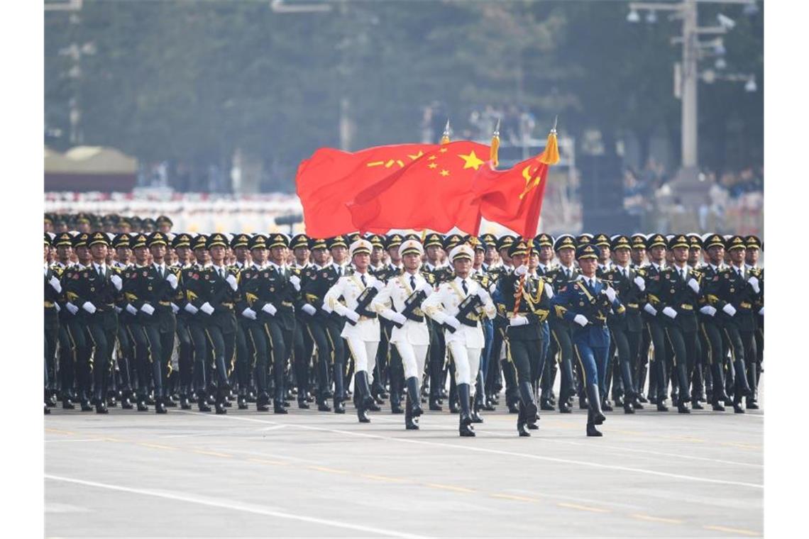 Gigantische Waffenschau in Peking - Randale in Hongkong An der Militärparade in Peking nahmen 15.000 Soldaten, mehr als 160 Flugzeuge und 580 Panzer und Waffensysteme teil. Foto: Chen Yehua/XinHua/dpa
