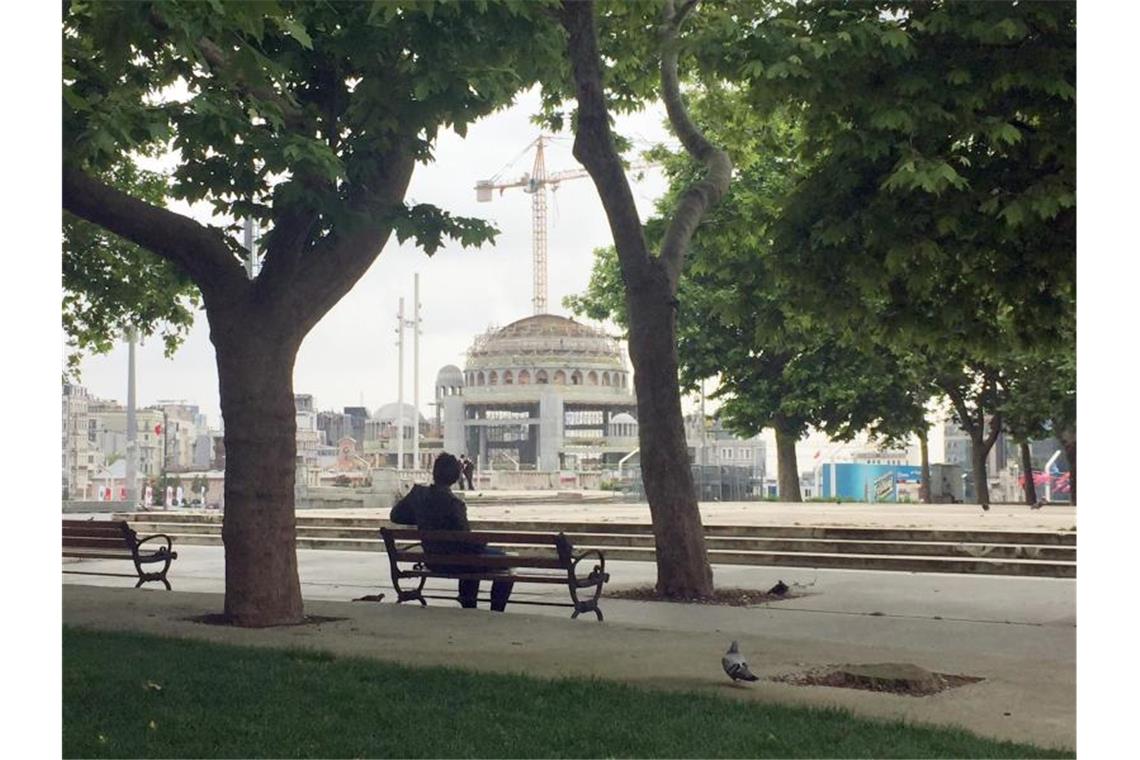 An der Moschee auf dem Taksim-Platz neben dem Gezi-Park wird gebaut. 2013 wollten Istanbuler Aktivisten ein Bauprojekt verhindern. Foto: Can Merey/dpa