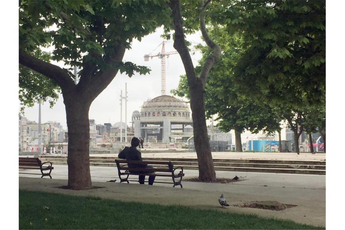 Nach Kavala-Freispruch in Türkei: Ermittlung gegen Richter An der Moschee auf dem Taksim-Platz neben dem Gezi-Park wird gebaut. 2013 wollten Istanbuler Aktivisten ein Bauprojekt verhindern. Foto: Can Merey/dpa