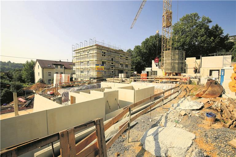 An der Mühlstraße entstehen derzeit 42 bezahlbare Mietwohnungen. Es ist das größte Projekt der Städtischen Wohnbau Backnang. Foto: A. Becher