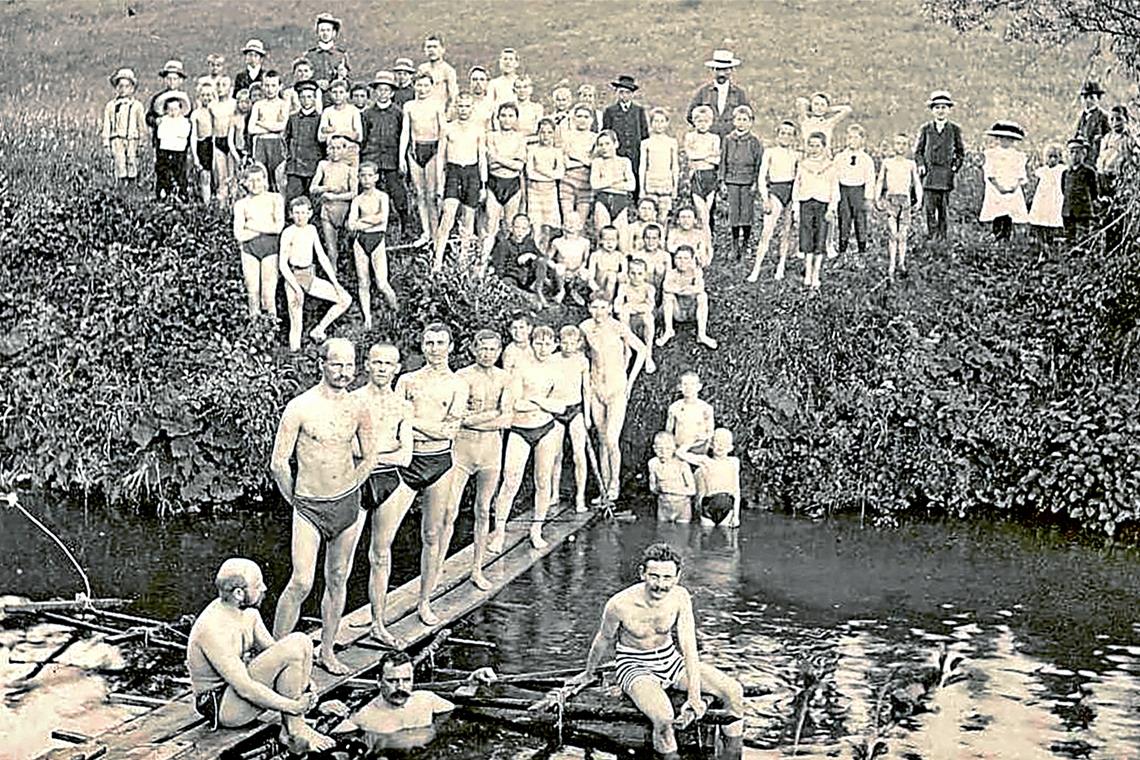 An der Murr gab es einst ein „Herrenbad“, getrennt davon bestand auch ein „Frauenbad“. Dieses im Backnang-Lexikon abgebildete Foto ist wohl die einzige existierende Aufnahme.