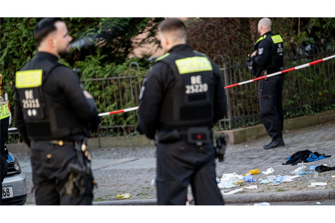 Polizeischüsse nach tödlicher Messerattacke in U-Bahnhof An der nahe gelegenen Schloßstraße schoss die Polizei auf den mutmaßlichen Angreifer.