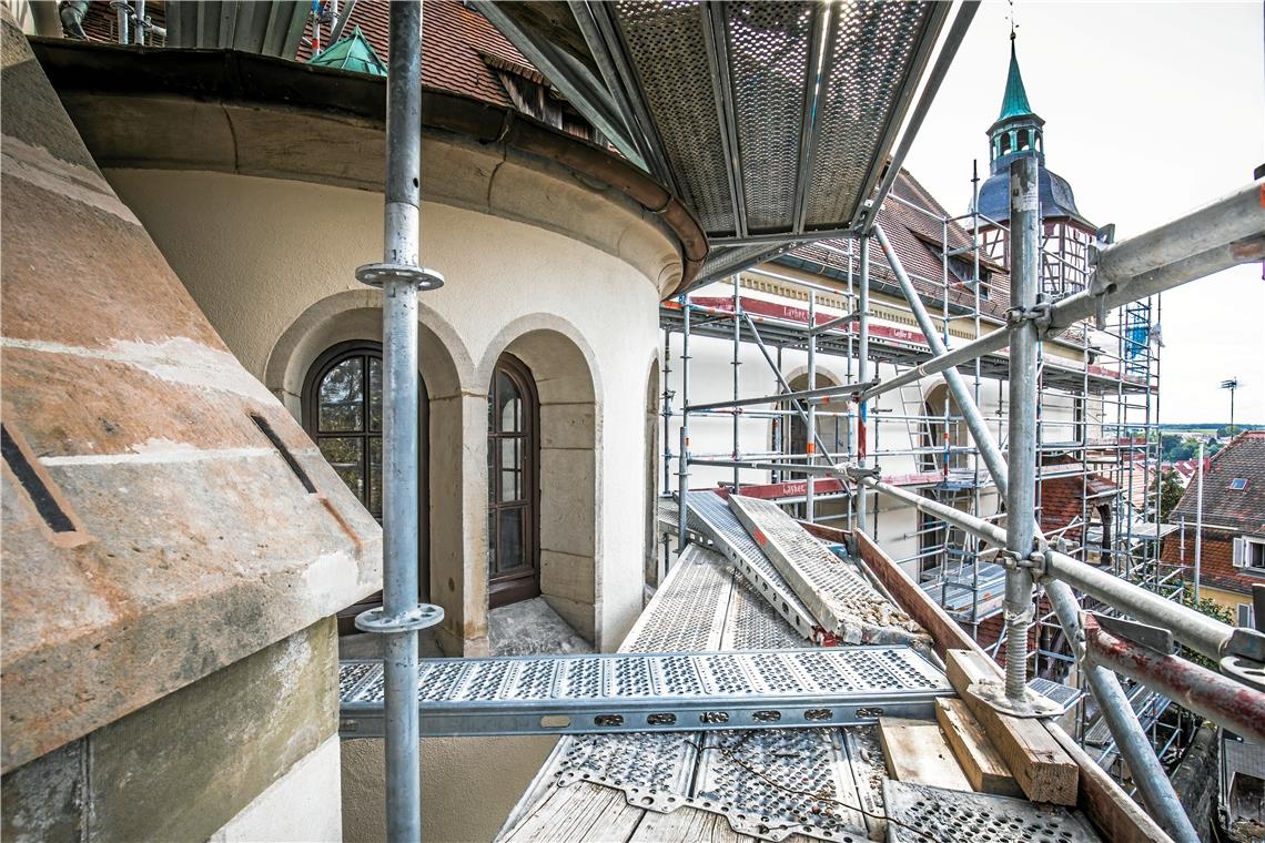 An der Nordfassade wird dieser Tage das Gerüst abgebaut. Dann kommt der neue Verputz richtig zur Geltung. Andere Seiten der Kirche müssen erst noch verputzt werden.