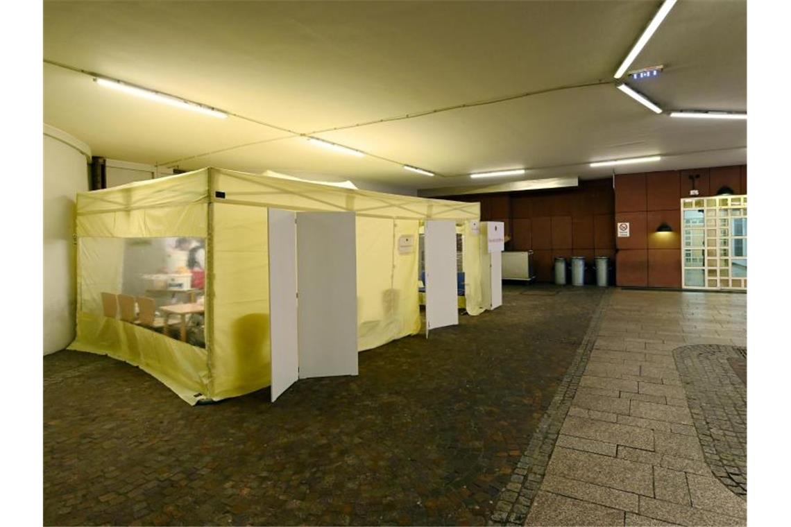 Zelt vor Karlsruher Klinik soll Mitarbeiter schützen An der Notaufnahme der Karlsruher Vincentius-Klinik ist ein Empfangszelt aufgebaut. Foto: Uli Deck/dpa