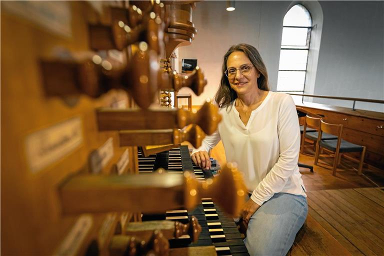 An der Orgel fühlt Susanne Obert sich zu Hause. Sie freut sich darüber, dass sie in Backnang wieder öfter spielen kann. Foto: Alexander Becher
