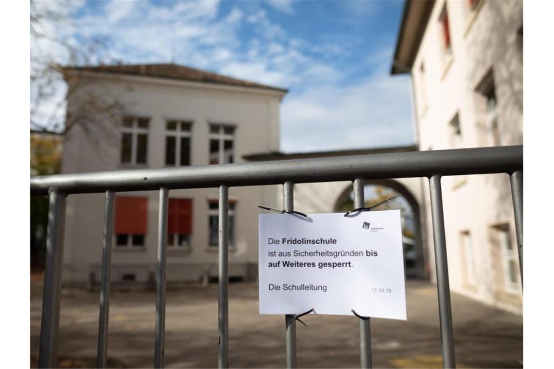 An der Pforte einer Grundschule im südbadischen Lörrach hängt ein Zettel. Foto: Philipp von Ditfurth/dpa