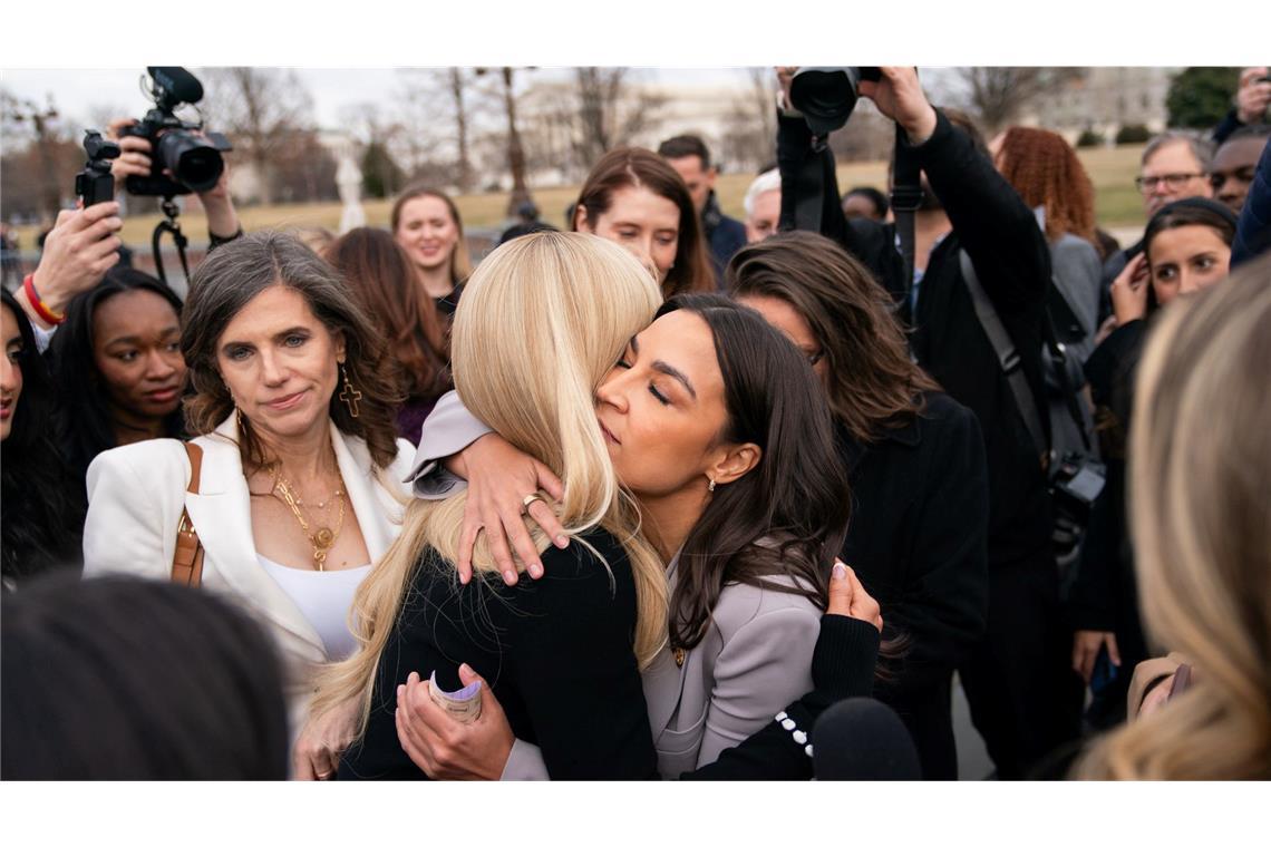 An der Pressekonferenz vor dem US-Kongress nahmen neben Paris Hilton auch die linke Kongressabgeordnete Alexandria Ocasio-Cortez und andere Politiker teil.