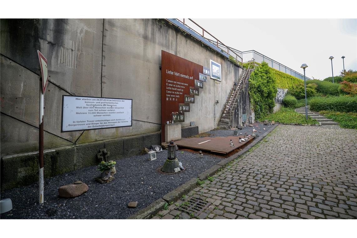 Duisburg sucht neuen Umgang mit der Loveparade-Katastrophe An der Rampe, an der vor 15 Jahren Hunderte Menschen im Gedränge verletzt wurden und 21 starben, steht heute eine Gedenkstelle.
