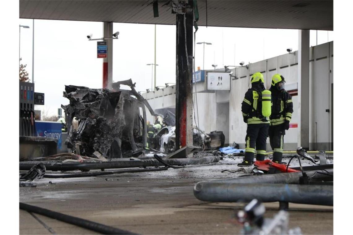Zwei Tote bei Feuer auf Autobahn-Raststätte An der Raststätte Langen-Bergheim in Hessen hat es gebrannt, zwei Fahrzeuge waren in den Vorfall involviert. Foto: --/5vision Media /dpa