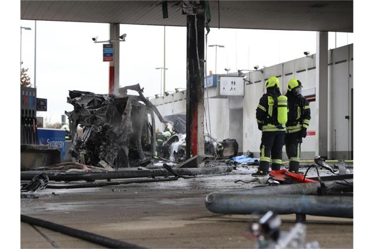 An der Raststätte Langen-Bergheim in Hessen hat es gebrannt, zwei Fahrzeuge waren in den Vorfall involviert. Foto: --/5vision Media /dpa