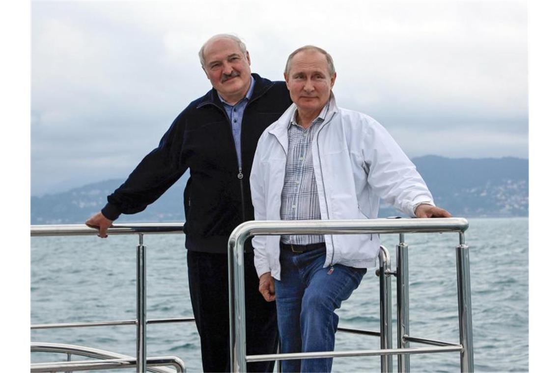 Putin hilft Lukaschenko mit Millionenkredit An der Reling: Wladimir Putin und Alexander Lukaschenko. Foto: Sergei Ilyin/Pool Sputnik Kremlin/AP/dpa