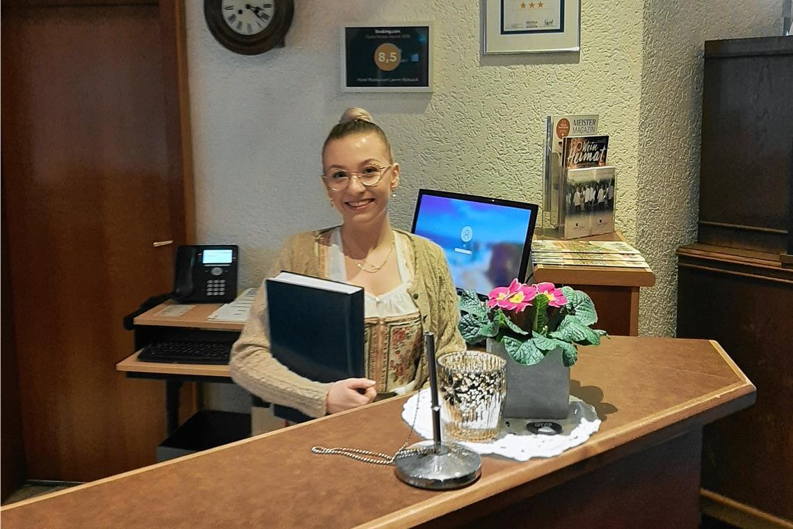 An der Rezeption des Hotels Lamm in Hebsack empfängt Julia Lederer momentan keine Gäste. Die 18-Jährige absolviert eine Ausbildung zur Hotelfachfrau. Foto: K. Pfaue