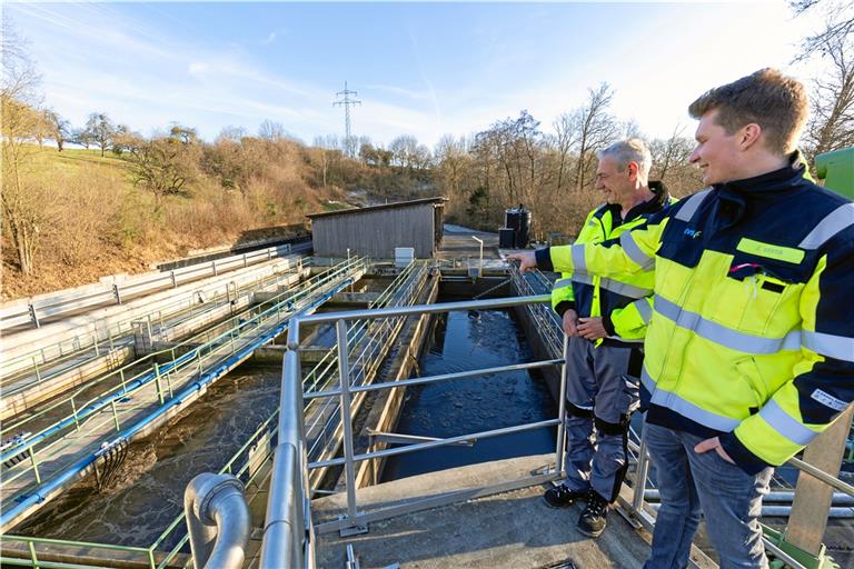 An der Sammelkläranlage Klöpferbach stehen in den kommenden Jahren umfangreiche Arbeiten an. Betriebsleiter Markus Rietgraf (links) und Jerome Seiter vom Bauamt geben einen Überblick. Foto: A. Becher