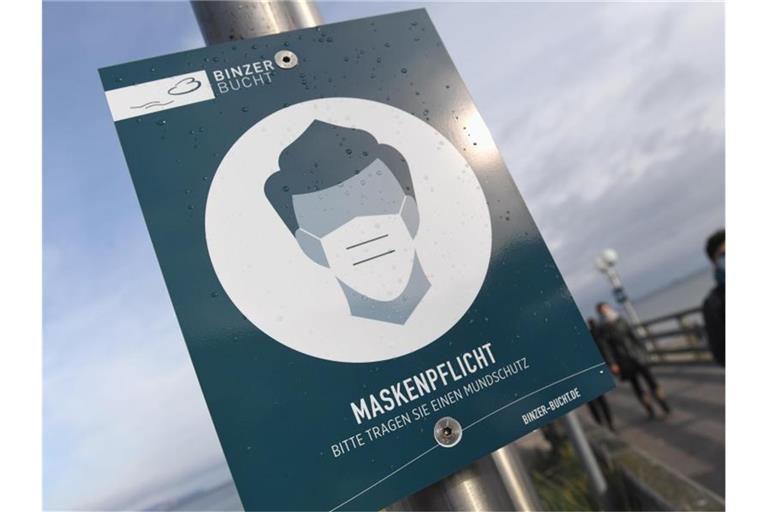 An der Seebrücke in Binz herrscht „Maskenpflicht“ - wie in einigen Orten der Öffentlichkeit. Foto: Stefan Sauer/dpa-Zentralbild/dpa