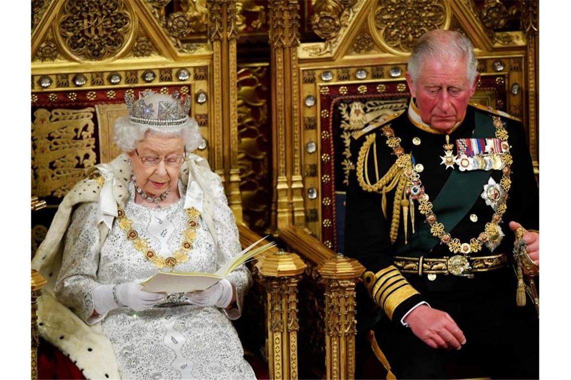 An der Seite ihres Sohnes Kronprinz Charles hält Königin Elisabeth II. ihre 65. „Queen's speech“. Foto: Toby Melville/Press Association/dpa