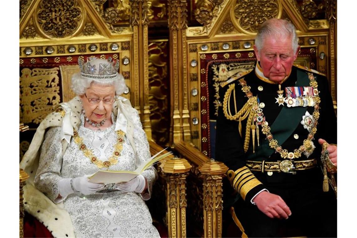 Queen verliest Johnsons Regierungserklärung An der Seite ihres Sohnes Kronprinz Charles hält Königin Elisabeth II. ihre 65. „Queen's speech“. Foto: Toby Melville/Press Association/dpa