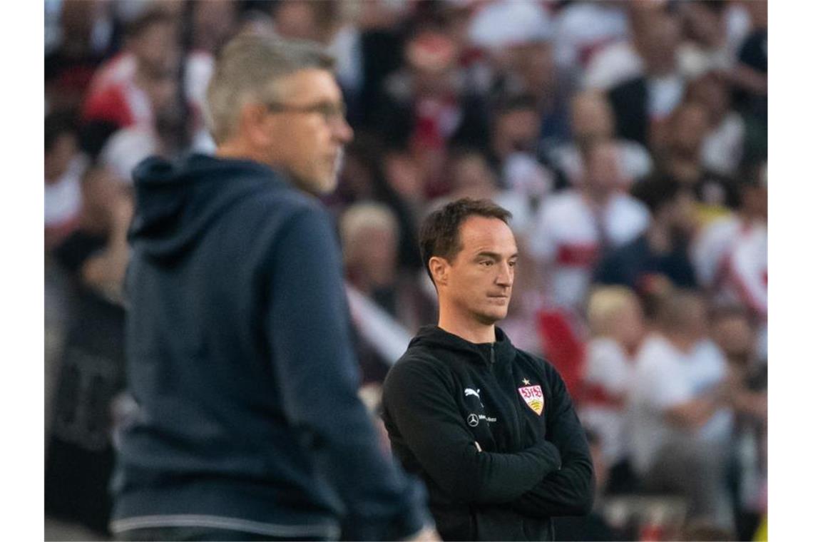 An der Seitenlinie verfolgen VfB-Coach Nico Willig (r) und Berlins Trainer Urs Fischer das Spiel. Foto: Sebastian Gollnow