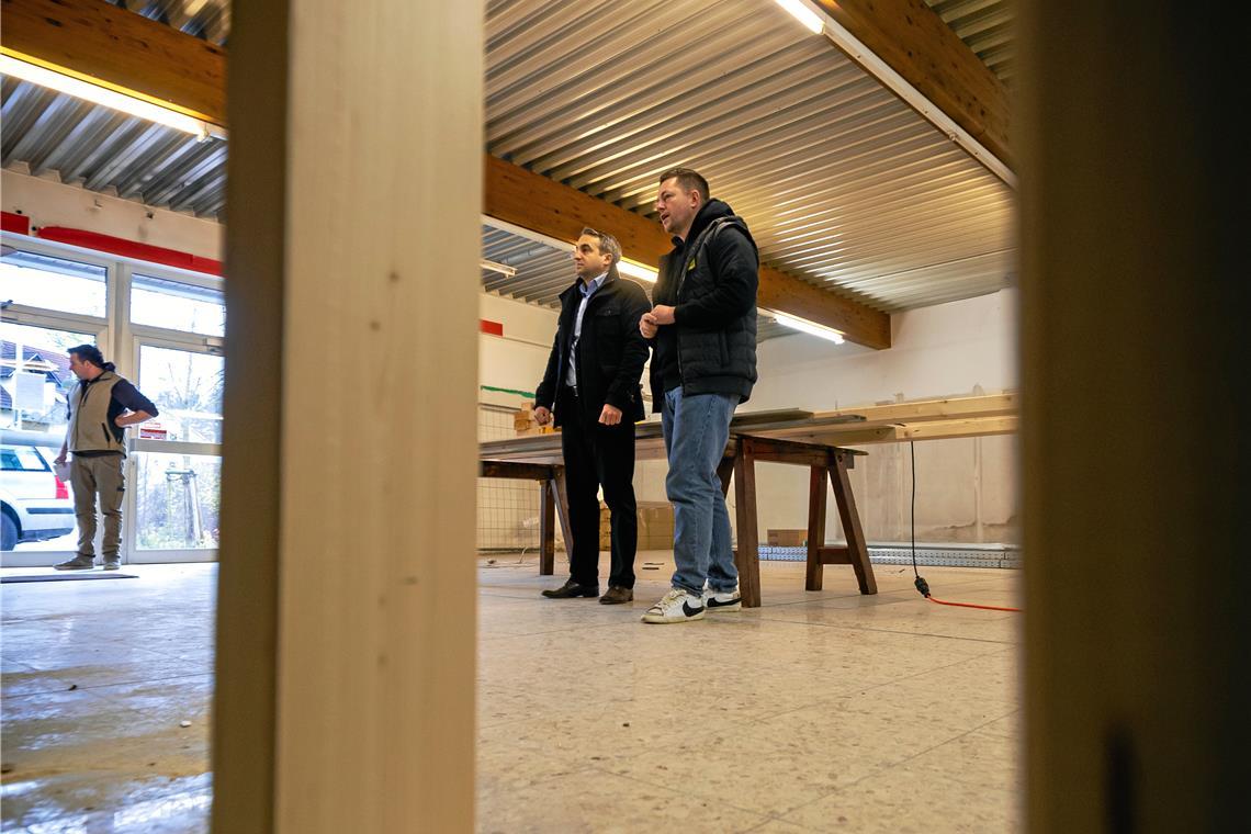 Umbau in Spiegelberg: Vom Dorflädle zum Smartstore An der Spiegelberger Ortsdurchfahrt will Christoph Sarnowski (rechts) seine größte Ortkauf-Filiale eröffnen, sobald der Verkaufsraum fertig renoviert ist. Von Bürgermeister Max Schäfer und der Gemeinde erfährt er dabei viel Unterstützung. Foto: Alexander Becher