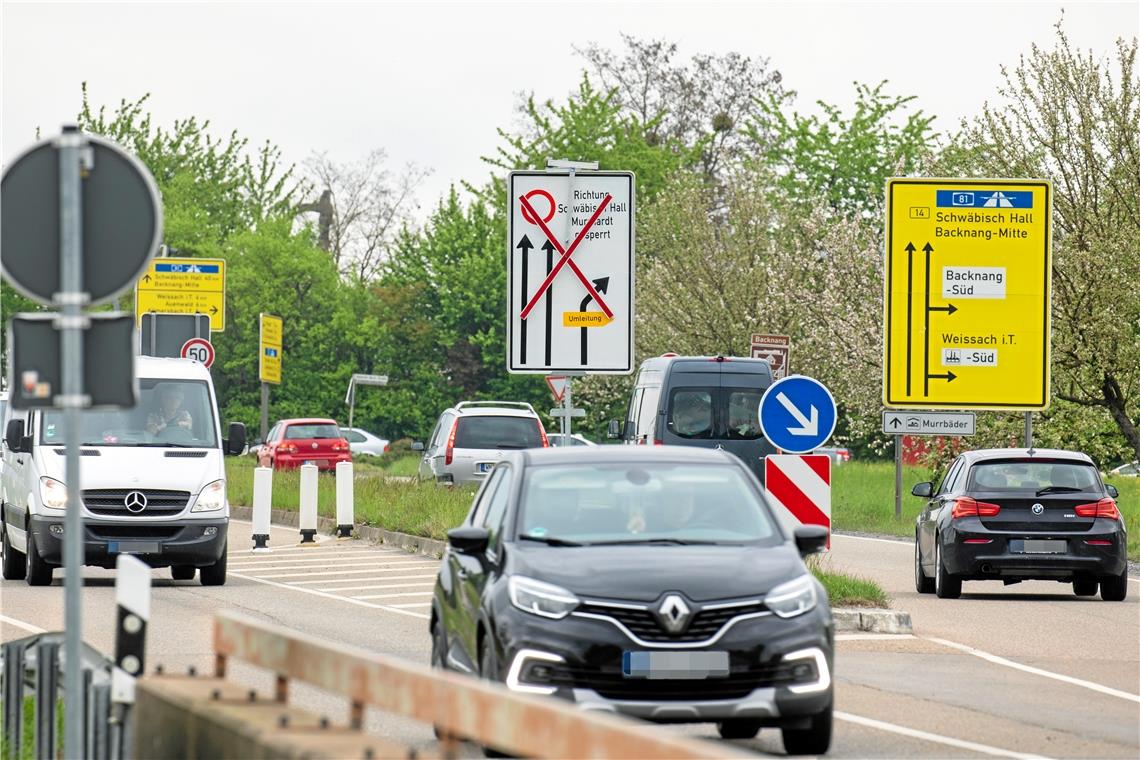 An der Spritnase im Backnanger Süden beginnt die weiträumige Umleitung über die Heinrich-Hertz-Straße, Weissach und Auenwald in Richtung Zell. Und das vier Tage lang. Foto: A. Becher