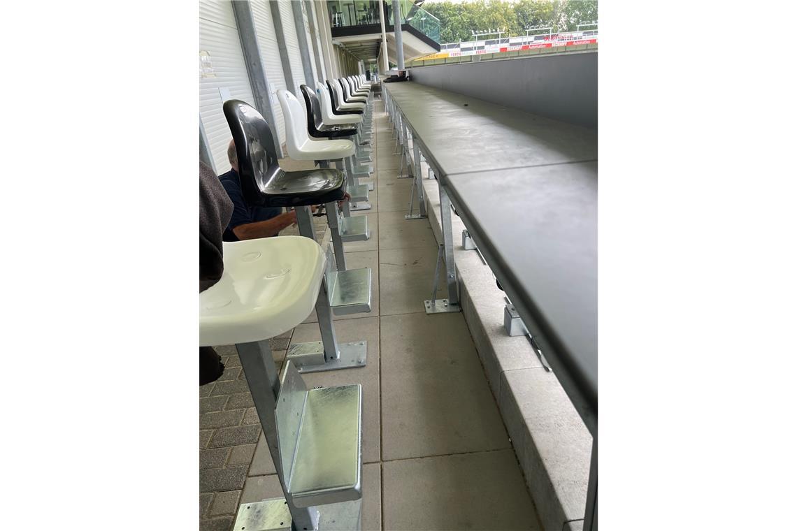 Weltrekordtheke aus Oppenweiler? An der Stadiontheke können Getränke und Speisen bequem abgestellt werden.