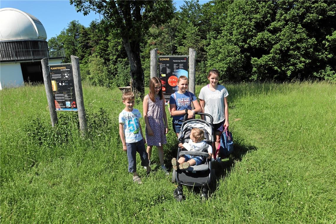 An der Sternwarte informieren sich Simeon, Rebecca, Mia, Leya ( von links) und Boas (im Kinderwagen) zum Sonnensystem. Fotos: M. Rohrmann