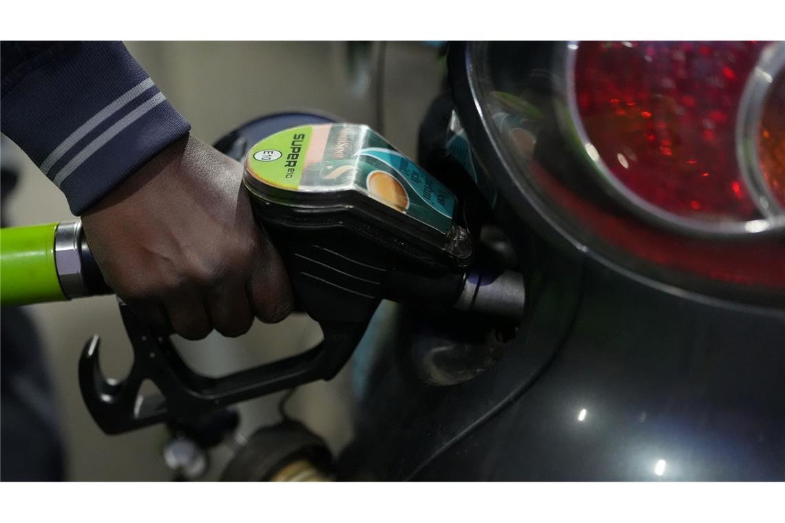 An der Tankstelle bekommen Autofahrer die Folgen des Iran-Krieges zu spüren.