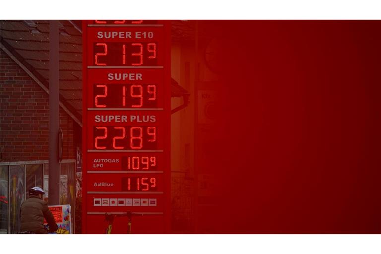 An der Tankstelle bekommen die Menschen die Folgen des Iran-Kriegs zu spüren. (Archivbild)