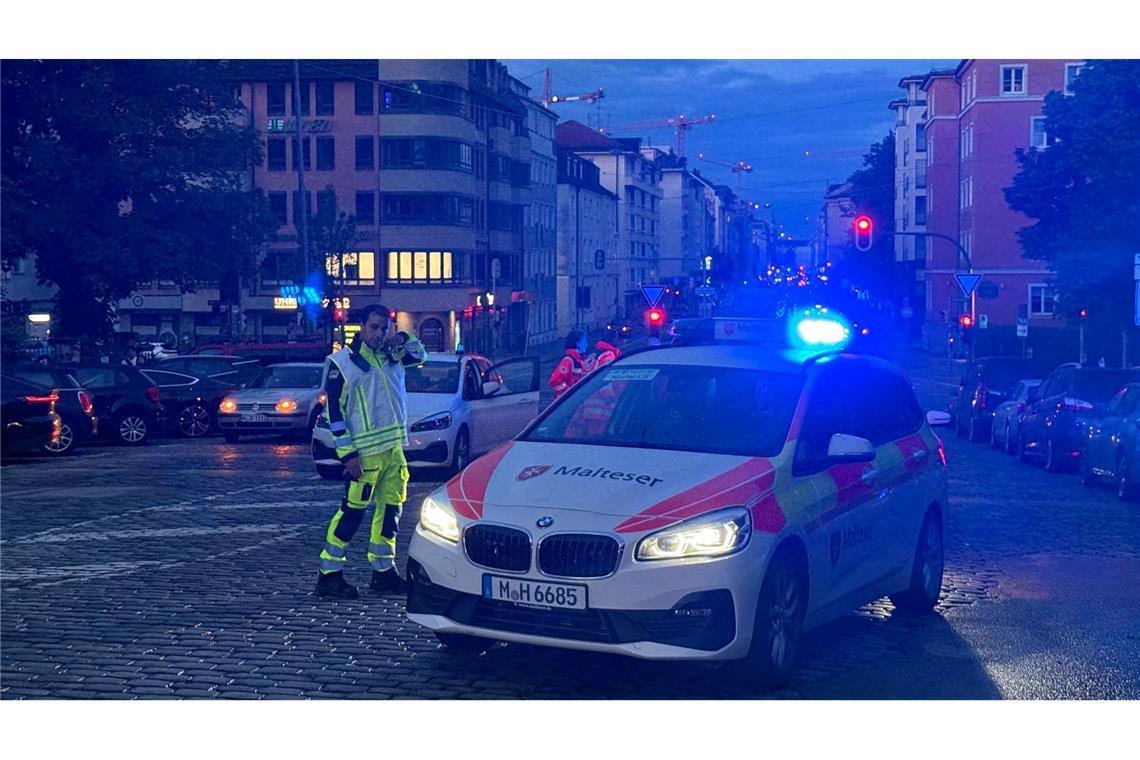 Frau sticht auf Passanten ein - Polizei erschießt sie An der Theresienwiese hat die Polizei auf eine Frau geschossen. Sie hatte vorher Passanten angegriffen.