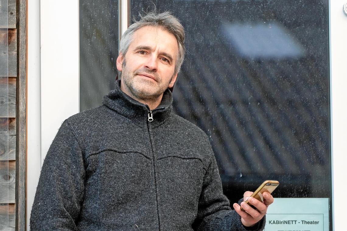 An der Tür des Kabirinett in Großhöchberg hängt bereits ein QR-Code für die Luca-App. Betreiber Thomas Weber will so die Zettelwirtschaft bei der Kontakterfassung beenden. Foto: A. Becher