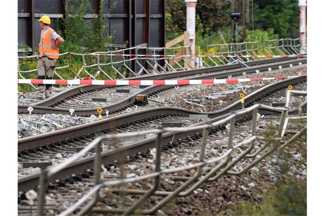 Verkehrsminister mahnt bei Ausbau der Rheintalbahn zur Eile An der Tunnel-Baustelle in Rastatt Niederbühl an der sich zuvor Bahngleise abgesenkt hatten, sind verbogene Gleise abgesperrt. Foto: picture alliance / Uli Deck/dpa/Archivbild