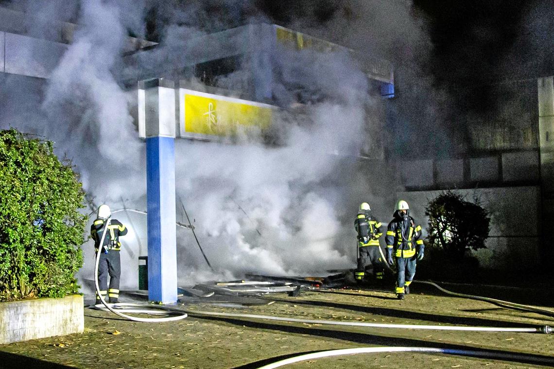 An der Waiblinger Friedensschule rückte die Feuerwehr an, weil dort ein Verkaufsstand in Brand geraten war, der auch den Eingangsbereich der Schule in Mitleidenschaft gezogen hat. Foto: 7aktuell.de/Adomat 