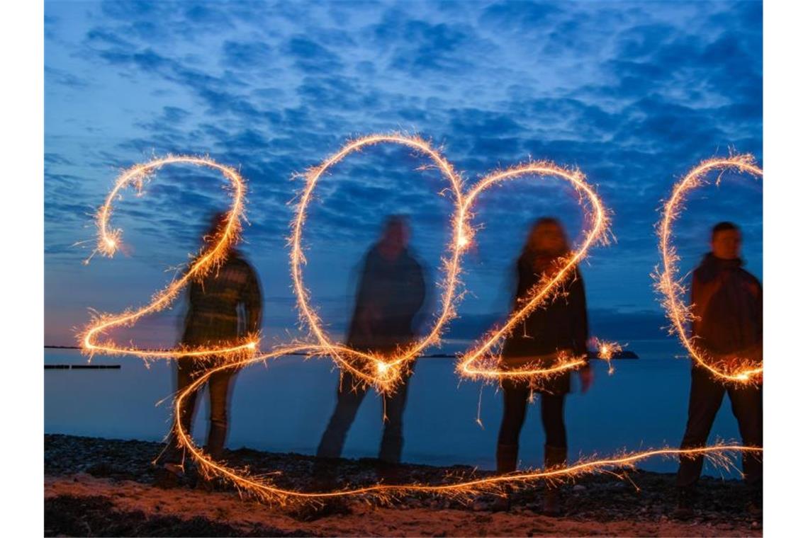 2020 ist da: Ausgelassene Silvesterpartys weltweit An der Wall Street wollen die Aktienhändler auch 2020 den Durchblick haben. Foto: Mark Lennihan/AP/dpa