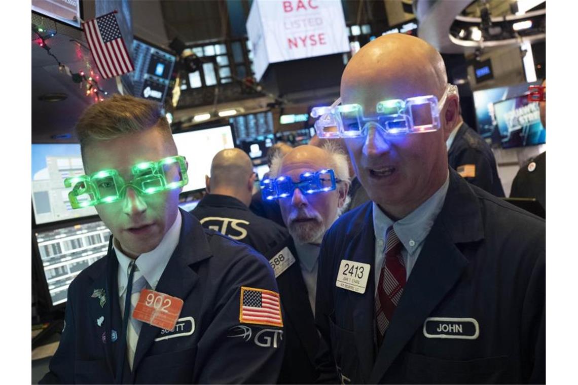 2020 ist da: Ausgelassene Silvesterpartys weltweit An der Wall Street wollen die Aktienhändler auch 2020 den Durchblick haben. Foto: Mark Lennihan/AP/dpa