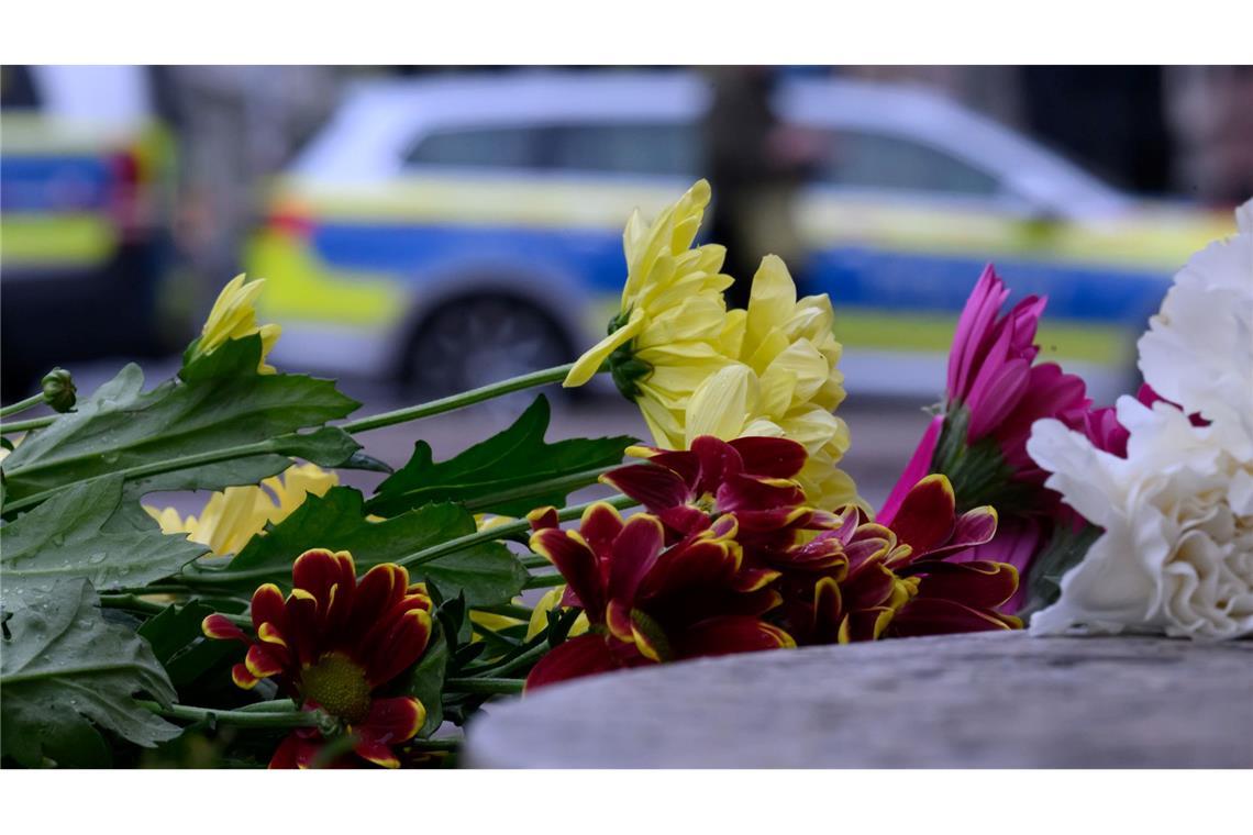 An der Zufahrt zur Grimmaischen Straße wurden Blumen abgelegt.
