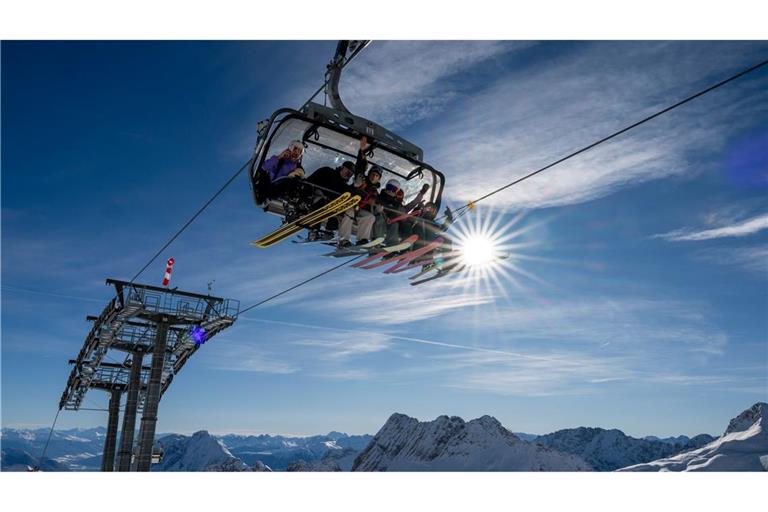 An der Zugspitze eröffnete das Skigebiet im November. Die Hauptsaison dort und vielen anderen alpinen Skigebieten beginnt an diesem Wochenende. (Archiv)