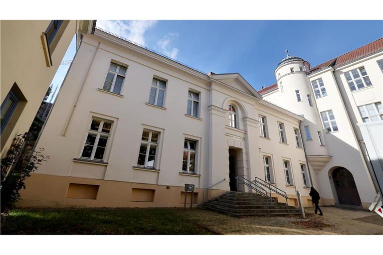 An die Schule des vermissten Fabian kamen am Montag auch Ermittler.