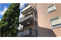 An diesem Balkon in der Ulmer Einsteinstraße ist am Montagmittag eine Frau verletzt worden. Die Polizei ermittelt.