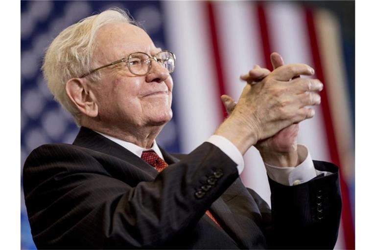 An diesem Wochenende findet die häufig als „Woodstock der Kapitalisten“ bezeichnete Hauptversammlung von Warren Buffets Investmentgesellschaft statt - in normalen Zeiten pilgern dann Zehntausende nach Omaha. Foto: picture alliance / Andrew Harnik/AP/dpa