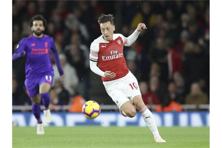 An diesem Wochenende könnte Mesut Özil (r) wieder auf dem Fußballplatz stehen. Foto: Tim Ireland/AP