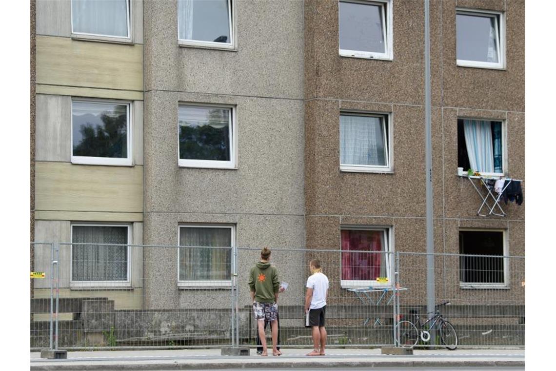 An diesem Wohnhaus in Göttingen ist die Quarantäne planmäßig zu Ende gegangen. Foto: Swen Pförtner/dpa