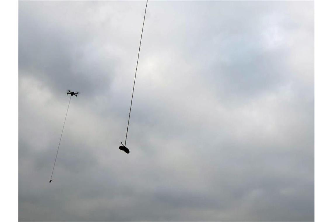 An diesen Drohnen wurden die Würstchen befestigt, die „Millie“ letztlich aus dem Vorland lockten. Foto: Denmead Drone Search And Rescue/PA Media/dpa