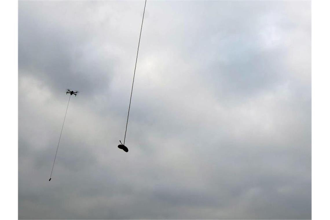 Hund mit Würstchen an Drohne aus dem Watt gerettet An diesen Drohnen wurden die Würstchen befestigt, die „Millie“ letztlich aus dem Vorland lockten. Foto: Denmead Drone Search And Rescue/PA Media/dpa