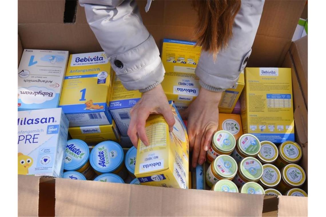 Knapp jeder dritte Deutsche will für die Ukraine spenden An dieser Sammelstelle von fünf befreundeten Leipzigern mit ukrainischen oder kasachischen Wurzeln werden täglich hunderte Pakete mit Hilfsgütern für die Ukraine gepackt. Foto: Waltraud Grubitzsch/dpa-Zentralbild/dpa