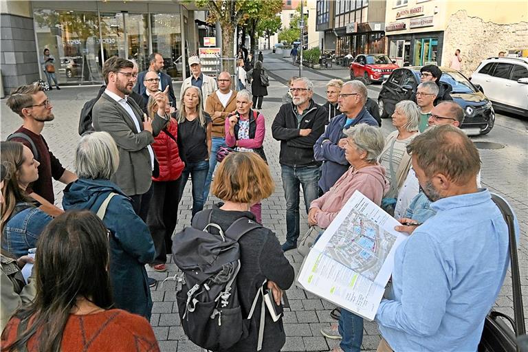 An dieser Stelle in der Backnanger Grabenstraße sollen zukünftig kaum mehr Autos fahren. Tobias Großmann (Mitte links, graues Sakko, weißes Hemd) und Volker Knödler (vorne rechts) vom Stadtplanungsamt erläutern die Pläne der Verwaltung. Foto: Tobias Sellmaier