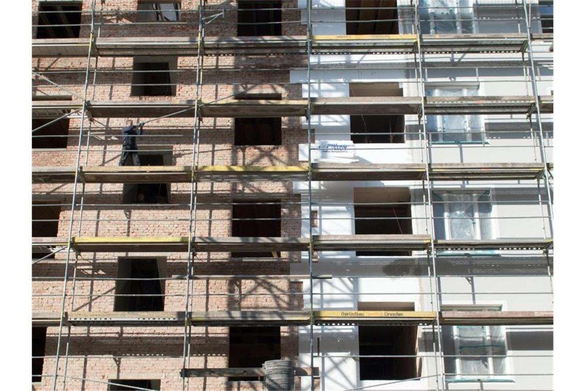 An einem Altbau wird während der Renovierung eine Wärmedämmung an die Fassade angebracht. Foto: Arno Burgi/dpa-Zentralbild/dpa