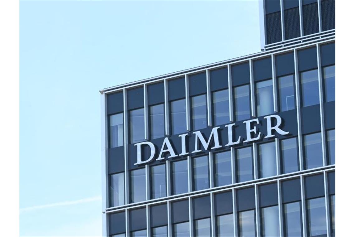An einem Gebäude der Firmenzentrale des Stuttgarter Automobilherstellers Daimler ist ein Daimler Firmenlogo angebracht. Foto: Bernd Weißbrod/dpa